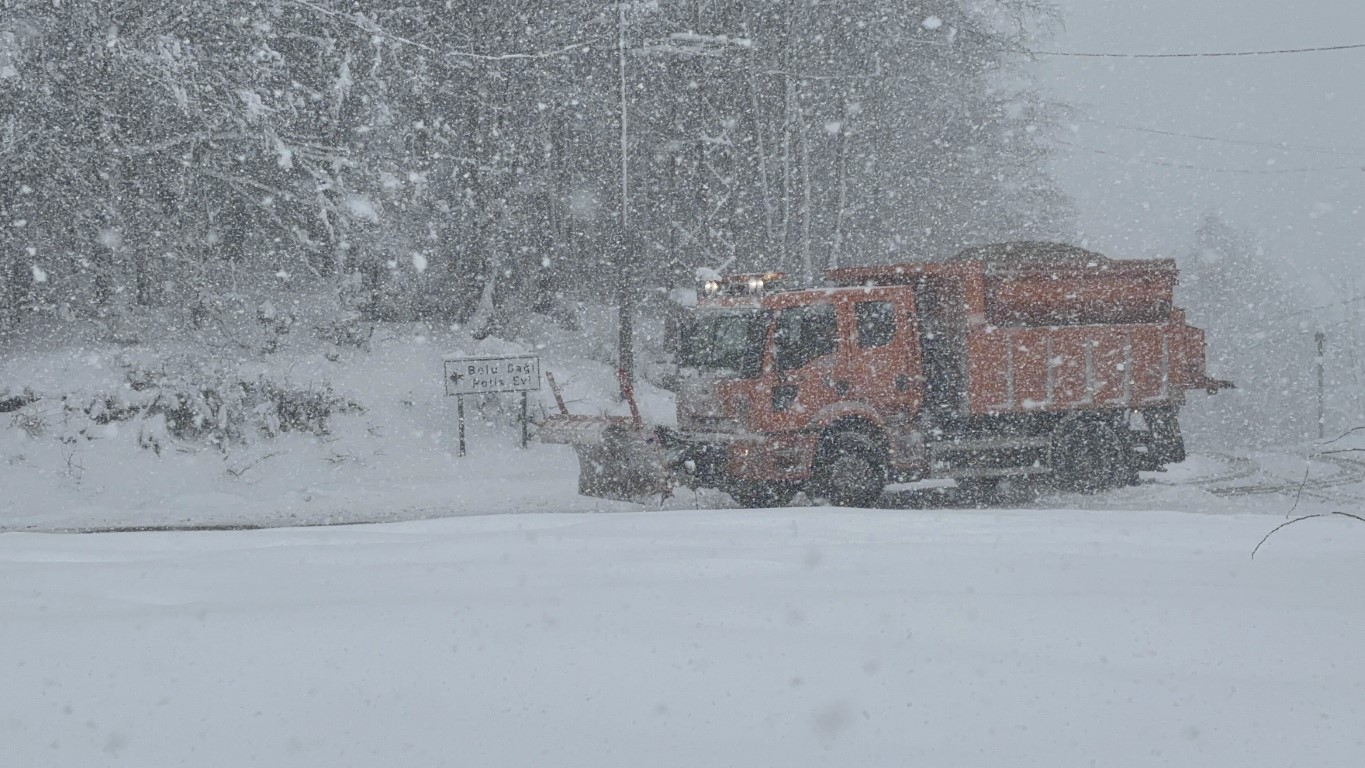 Bolu Dağı Yoğun Kar Yağışı Nedeniyle Trafiğe Kapatıldı