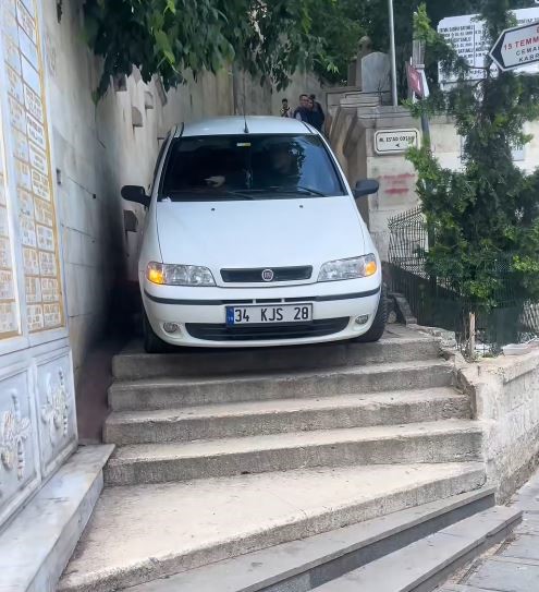 Eyüpsultan'da Navigasyona Aldanan Sürücü Merdivende Kaldı