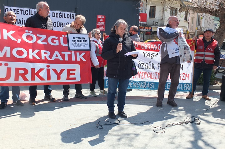 Gazeteci İsmail Arı’ya Burhaniye’de destek