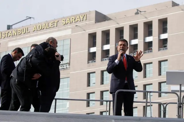 İmamoğlu’na 1 yıl 8 ay hapis cezası verildi