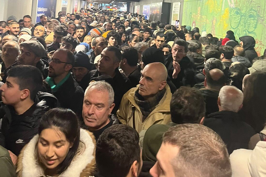 İstanbul'da Metro Duraklarında Yoğunluk Vatandaşı Çileden Çıkardı