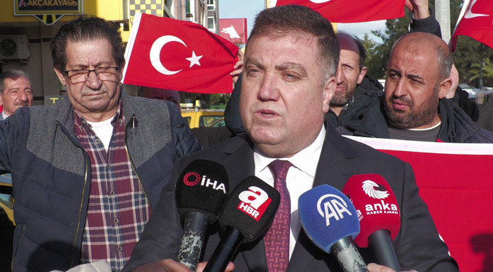 İzmirli Taksicilerden Bayrağa Sahip Çıkma Mesajı