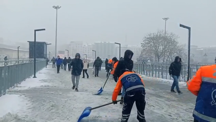 Kar Yağışı İstanbul’da Aralıklarla Etkili Oluyor