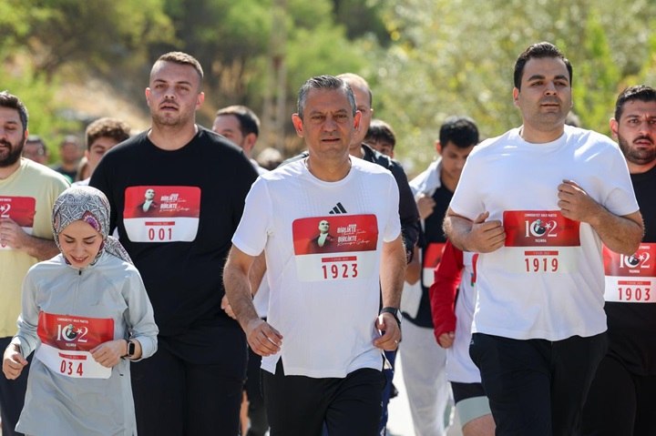 Özgür Özel, CHP’nin 102. Yıl Koşusunda Gençlerle Parkura Çıktı