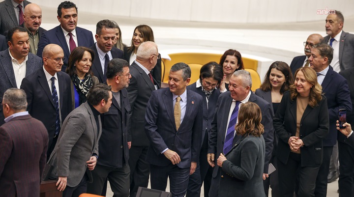 Özgür Özel’den Meclis Nöbetine Destek